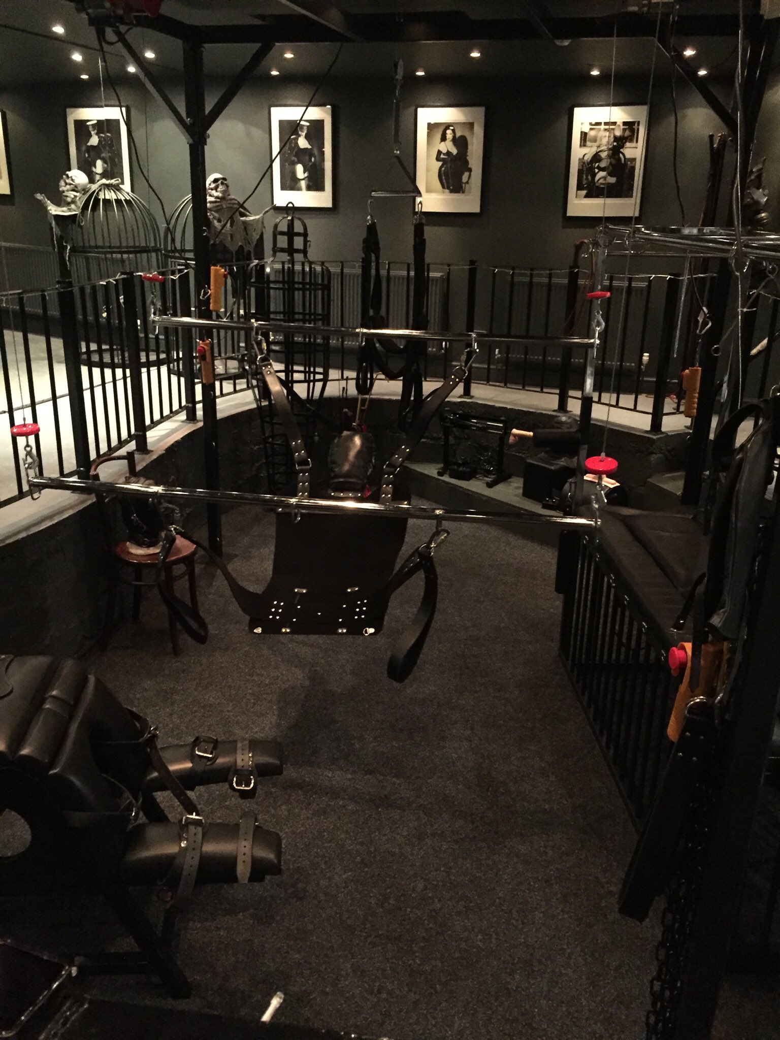 1 pic. Chamber doors are now closed @aleedsstudio until tomorrow when the doors will swing open again at 10am ! Getting busy again and I will answer all emails tonight ! https://t.co/GzyLnLvjSg