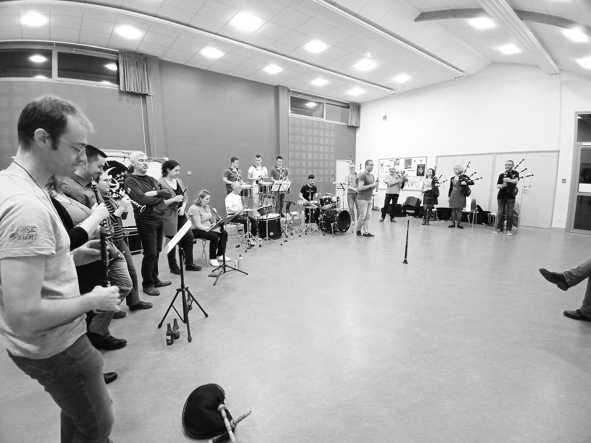 BagadLandi's tweet photo. Préparation de la suite pour le concours de 2nde catégorie ... Bonne chance à la première catégorie ce dimanche ! 🎶 #bagad #bagadlandi #Bretagne #musique #Finistère https://t.co/VqplMZG4Vg