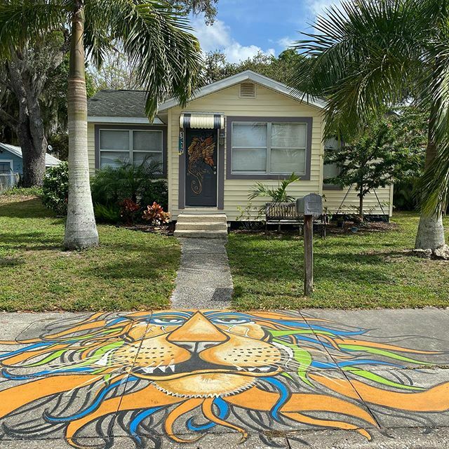 VOTAFL's tweet photo. Love the combo of cozy cottage and lion. #seeninthevota https://t.co/9oDoaEcciS https://t.co/J9ZhFhJvEV