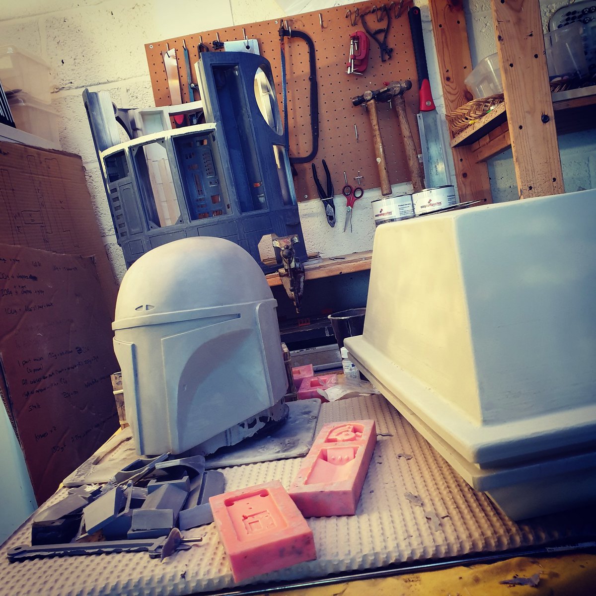 SimonPhippsArt's tweet photo. Keeping myself busy in the workshop on a rainy UK Sunday with a couple of #Mandalorian helmet kit commissions &amp; a couple of ongoing personal builds for me. Hope everyone is safe &amp; dry! #cosplay #props #BobaFett #r2d2 #msedroid #craftyourfandom #starwars https://t.co/Ooro4Suvoz