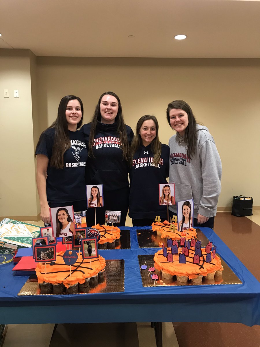 SUHornetsWBB's tweet image. We love our seniors! We had a great day with family and friends celebrating these four amazing women ❤️💙 
Thank you to all those that made yesterday and the past four years so special! #SUWBB #AlwaysAHornet