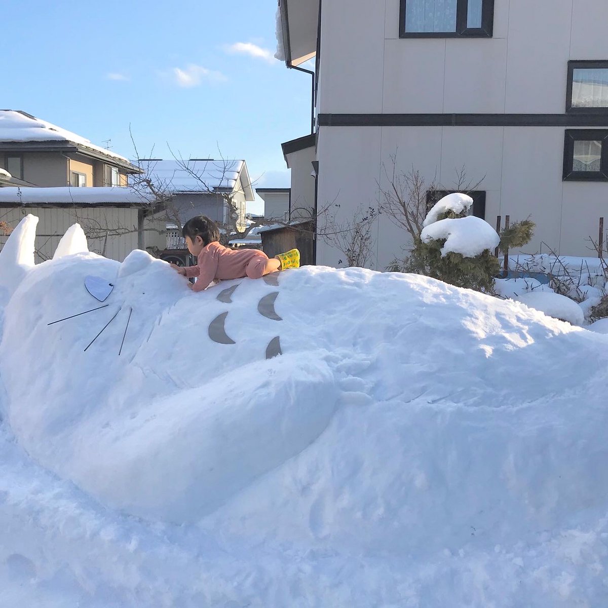 暇を持て余した妹さんの作ったトトロの雪像のクオリティが高すぎる かわいい Togetter