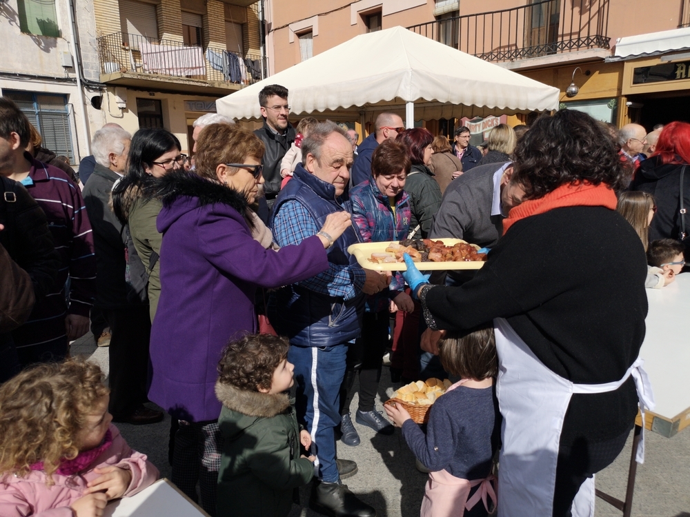 ElDiaDeSoria's tweet photo. Oda a los manjares del cerdo en Ólvega #matanza #matacia #tradiciones #olvega #soria #moncayo #cerdo #gastronomia @dipsoria https://t.co/otEVUx8ZMU https://t.co/k0dePdBxJ2