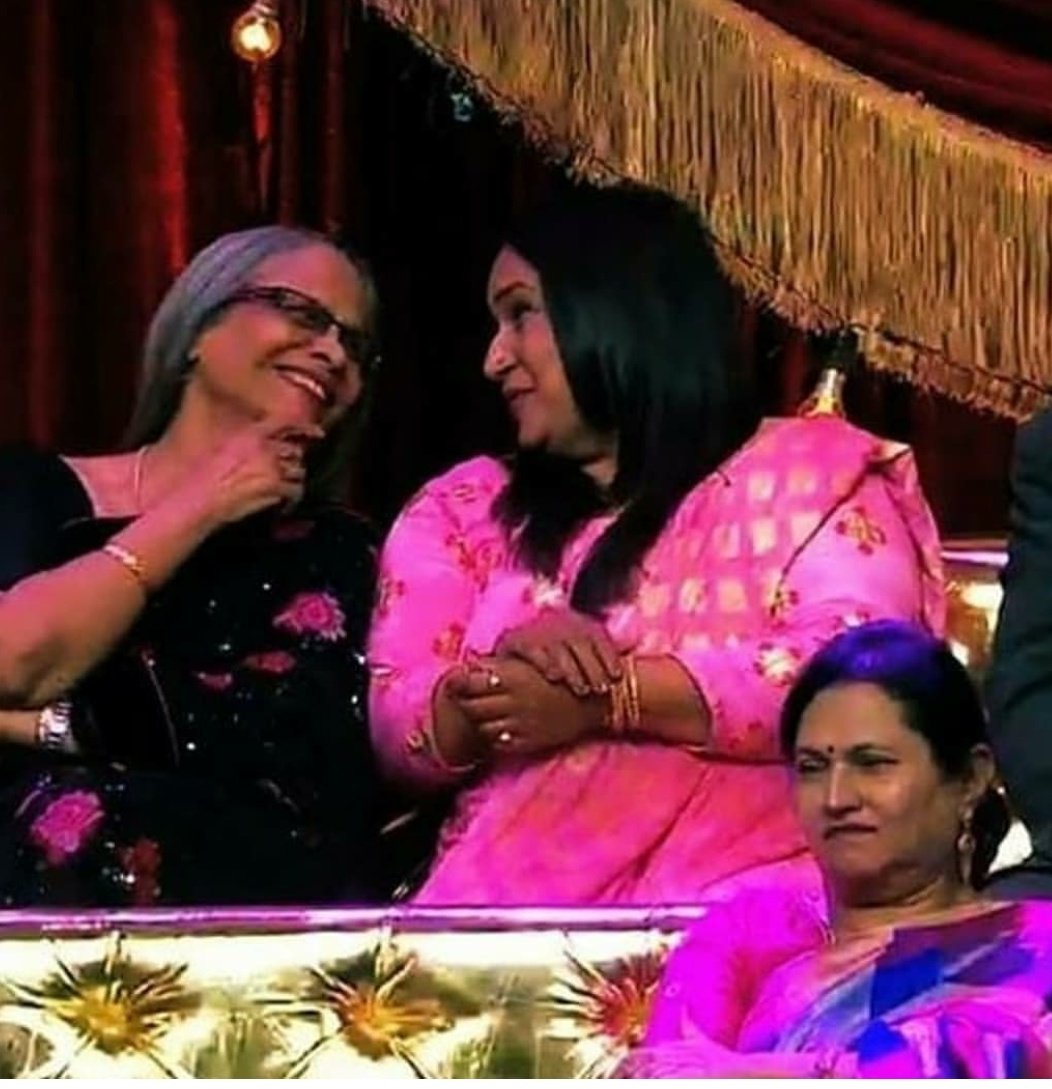 ShehnazReal's tweet photo. Sid mom:badi soni hai 
Sana mom:hana
Sana mom:waise to wada munda bhi bada sona hai https://t.co/zOwQNv38Ef