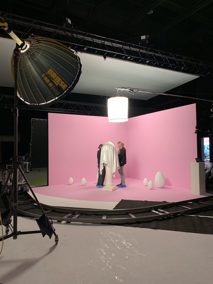 BurdaStiftung's tweet photo. Bald geht’s los: Zum #DarmkrebsmonatMärz präsentieren wir auch eine neue #Werbekampagne mit neuem #TVSpot. Um was es geht? Bald mehr... Hier schon mal ein Foto vom Dreh 😄🐔🥚🥚🥚🐣🐔 #amSet #darmkrebs #werbung https://t.co/aHHVLblOJ0