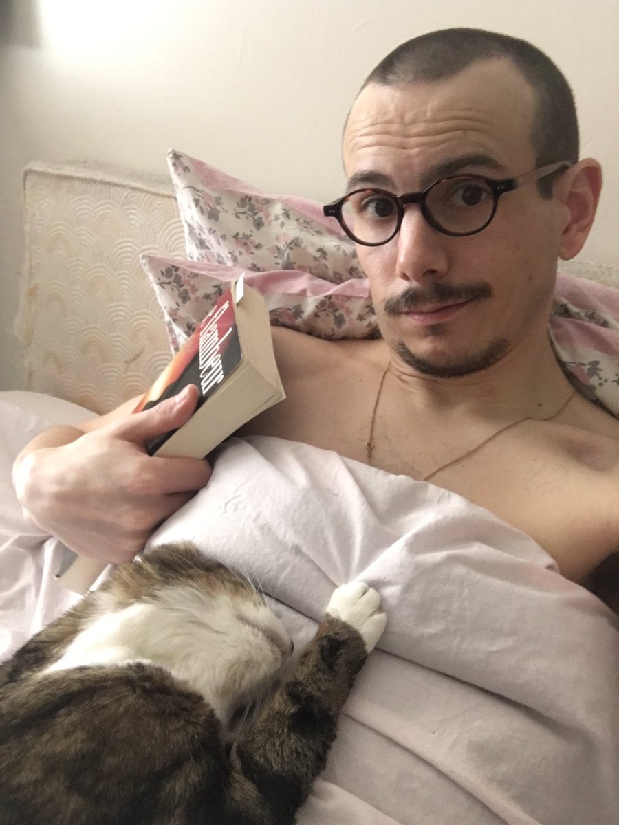 MickalViaud's tweet photo. Et pour lire ça se passe comment...? 📖🐈
#chat #lire #lit #dimanche #chatquidort #drapsroses #commentquonfait https://t.co/s4Es0yXoZD