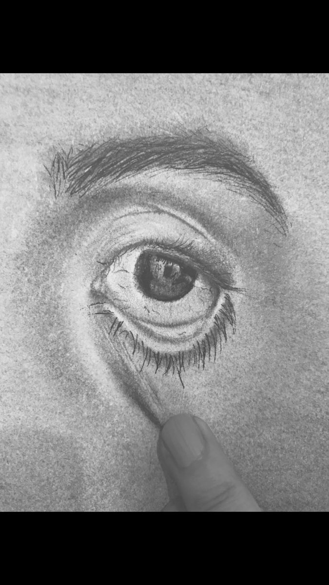 nanzhrani's tweet photo. جلست عليها ساعتين وارسم بسرعه وفيها اخطاء كثير، كيف لو رسمت بتركيز وبشويش كم بجلس! 
متعبه جداً رسمة العين https://t.co/DZRNf4uyKN