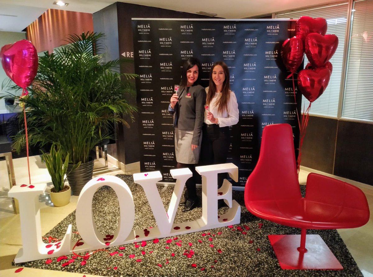 Y nos llegan más fotos de nuestras compis de recepción.... Anda que no nos gusta nuestro photocall❤️❤️❤️❤️❤️❤️