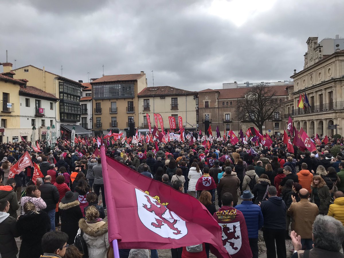ninumd's tweet photo. Muy orgullosa de León, de toda la gente que ha salido a gritar que esto no puede seguir así. Seguimos la lucha de los que estuvieron en 1984 🦁#RegiónLeonesa #AutonomíaPaísLeonés #LeónEsp #VivaLeón https://t.co/In94qGaixE