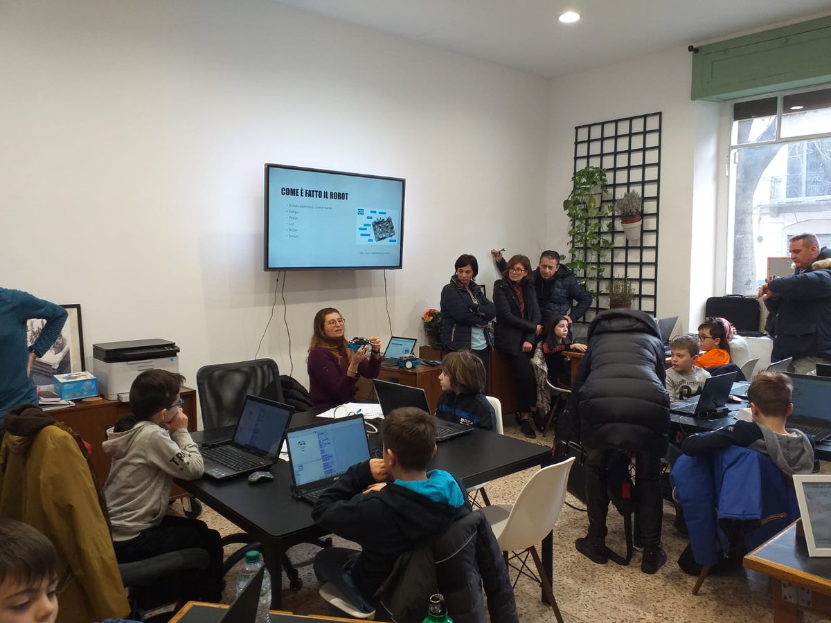 coderdojovo's tweet image. Coderdojovoghera @hubvoghera : continuiamo con MBot!