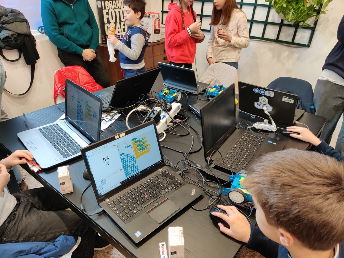 IriaGeeks's tweet image. Oggi #linefollower !