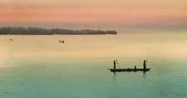 “It’s a mercy that time runs in one direction only, that we see the past but darkly and the future not at all.”Gorgeous read on life, loss, and the wisdom of rivers: https://www.brainpickings.org/2018/05/16/olivia-laing-to-the-river/ …