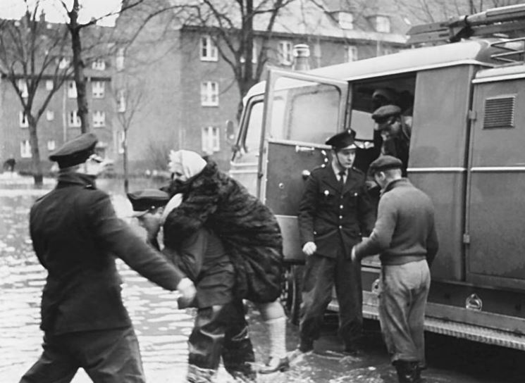 FEUERWEHR HAMBURG on Twitter: "In der Nacht vom 16. auf den 17. Februar 1962  fegte der #Orkan Vincinette über Norddeutschland. #Hamburg wurde von der  verheerendsten #Sturmflut getroffen. Die Deiche brachen an vielen