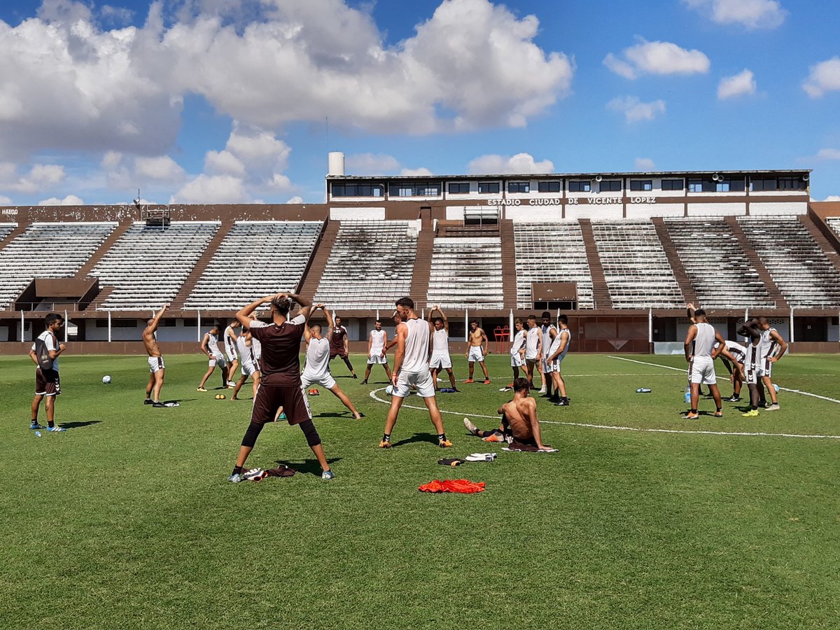[Fútbol] ⚽ #Platense completó su último entrenamiento en el @EstadioCVL. Tras el almuerzo en el Hotel Ramada, el plantel viajará a Córdoba.

📝 En instantes se dará a conocer la lista de convocados por el DT Fernando Ruiz.

#VamosCalamares🦑