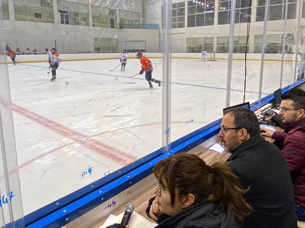 Bugün Ümitköy Buz Pisti'nde heyecan dolu bir müsabakaya şahitlik ettik. 

Dışarısı soğuk, içerisi buz ama gençlerin mücadelesi keyifli ve sıcaktı. 

Bu güzel tesislere gösterilen teveccüh yüzümüzü ağarttı. Buz sporlarında çok daha güzel günler bizi bekliyor.