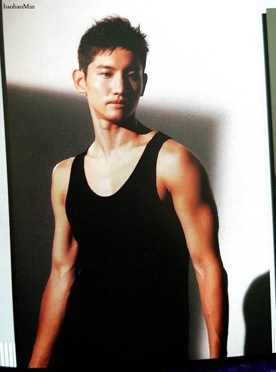 沈sir This S The Cutest 11 ご機嫌で猫をなでなで グレーの猫を抱っこして この子 本当におとなしいですね と嬉しそうにしていたチャンミン ニコニコしながら 腕のなかで猫の頭をずっとなでてあげていました 猫もすっかり落ち着いた