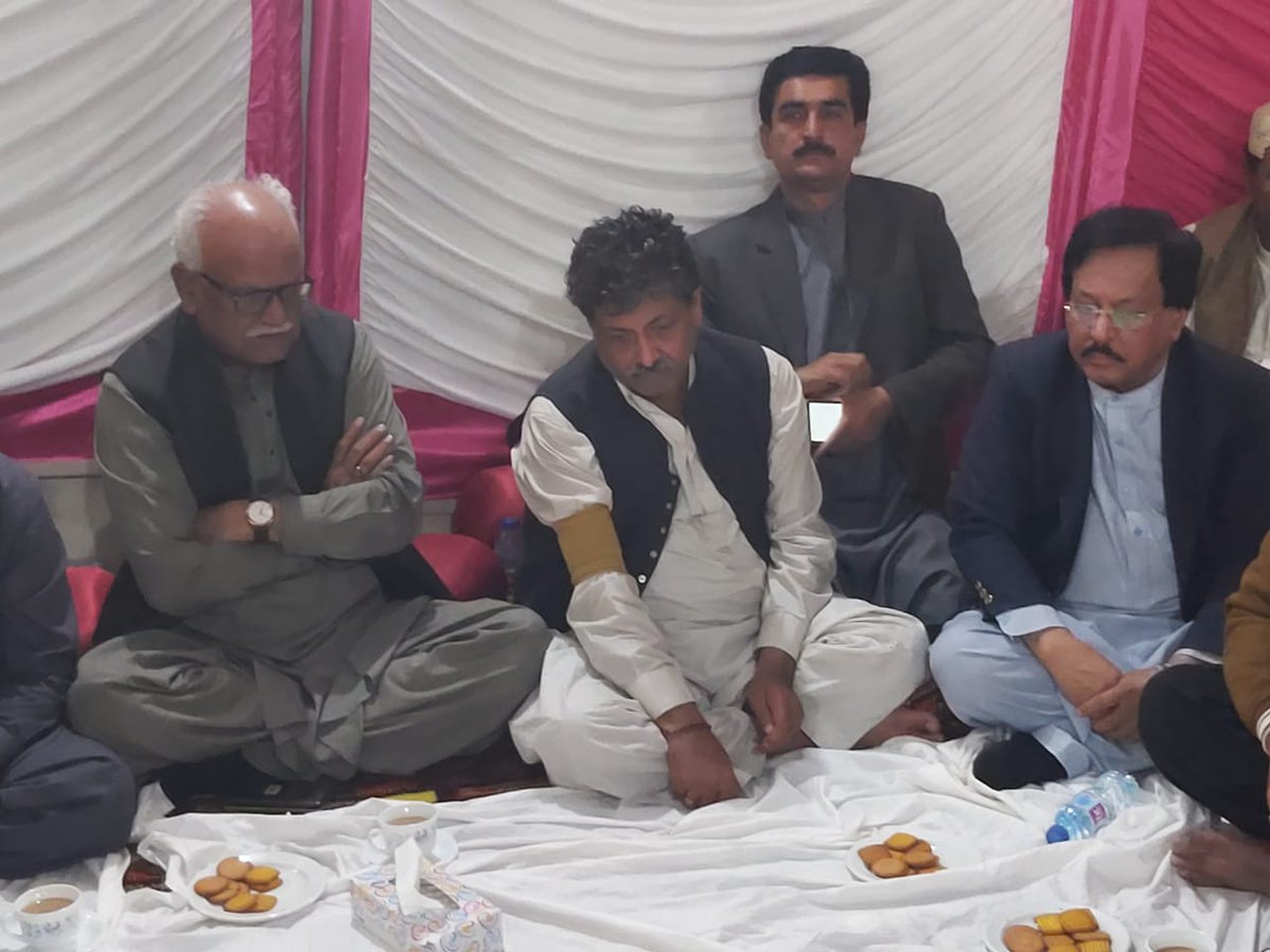 WaqasShoukat_'s tweet photo. پاکستان پیپلز پارٹی سندھ کے جنرل سیکریٹری وقار مہدی، نائب صدر راشد حسین ربانی اورڈسٹرکٹ ایسٹ کے قائم مقام جنرل سیکریٹری لالا رحیم رکن سندھ اسمبلی محترمہ شہناز انصاری شہید جن کے شوہر حمید انصاری اور دیگر اہل خانہ سے تعزیت اور فاتحہ خوانی کررہے ہیں
@WaqarMehdiPPP1 
@LalaRaheeem_PPP https://t.co/XdMWueBm8j