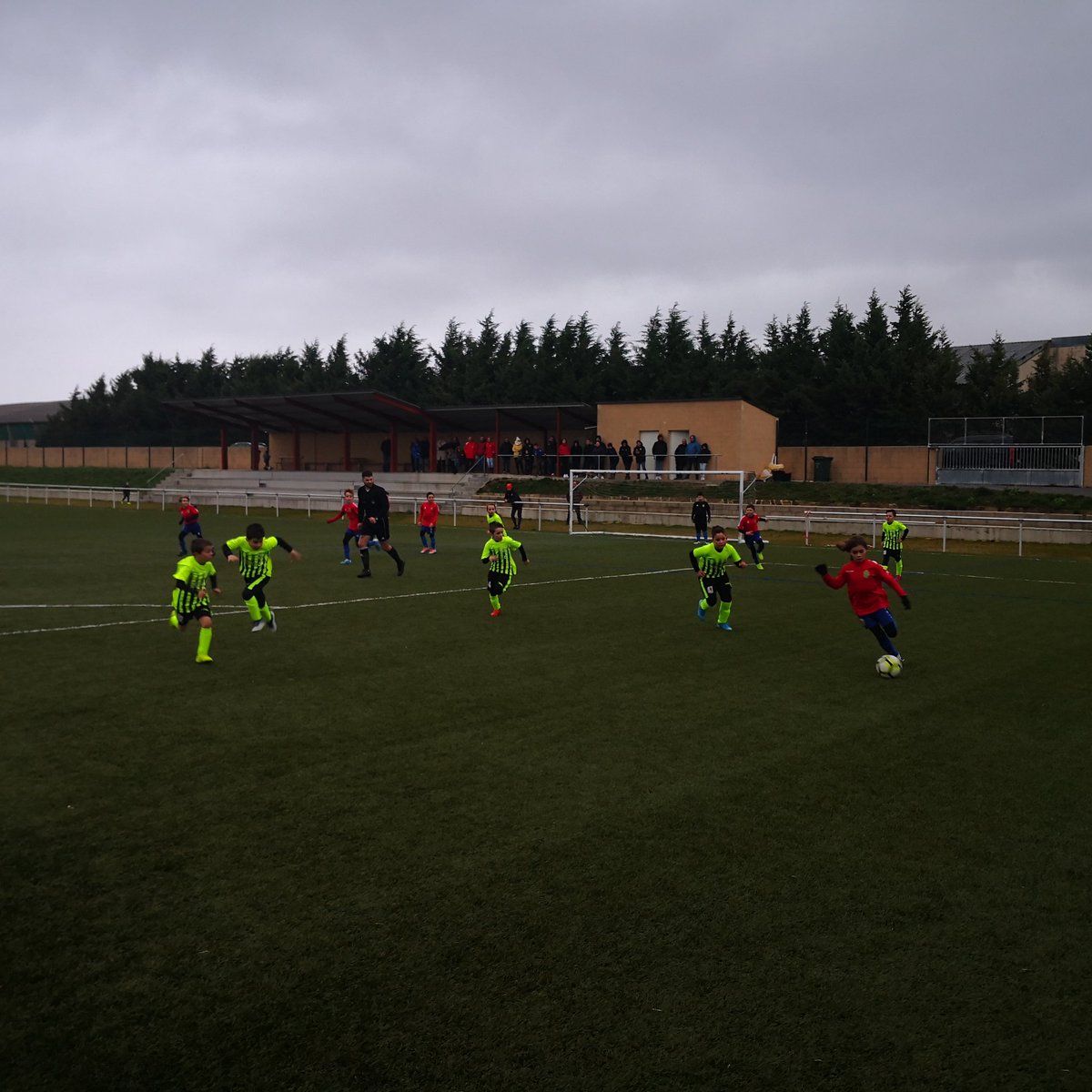 Hoxe tocáballes ós benxamíns, que xogaron de novo con 7 debido ás baixas que estamos a ter ultimamente. Agradecer ó Monterroso que xogaron igualmente con 7 para que foran oa mesmos. Victoria que fai que sigan nos postos altos da tabla.

#FonsagradaFC