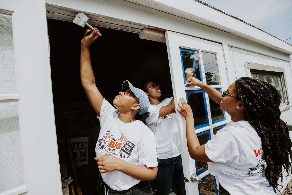 Each year, thousands of Huskers make a difference in the community by volunteering in <a href="/TheBIGEvent_UNL/">The Big Event - UNL</a>, an annual day of service to say "thank you" to Lincoln. Now is your chance! Register by March 19 ›› givepul.se/d71un4 #UNL