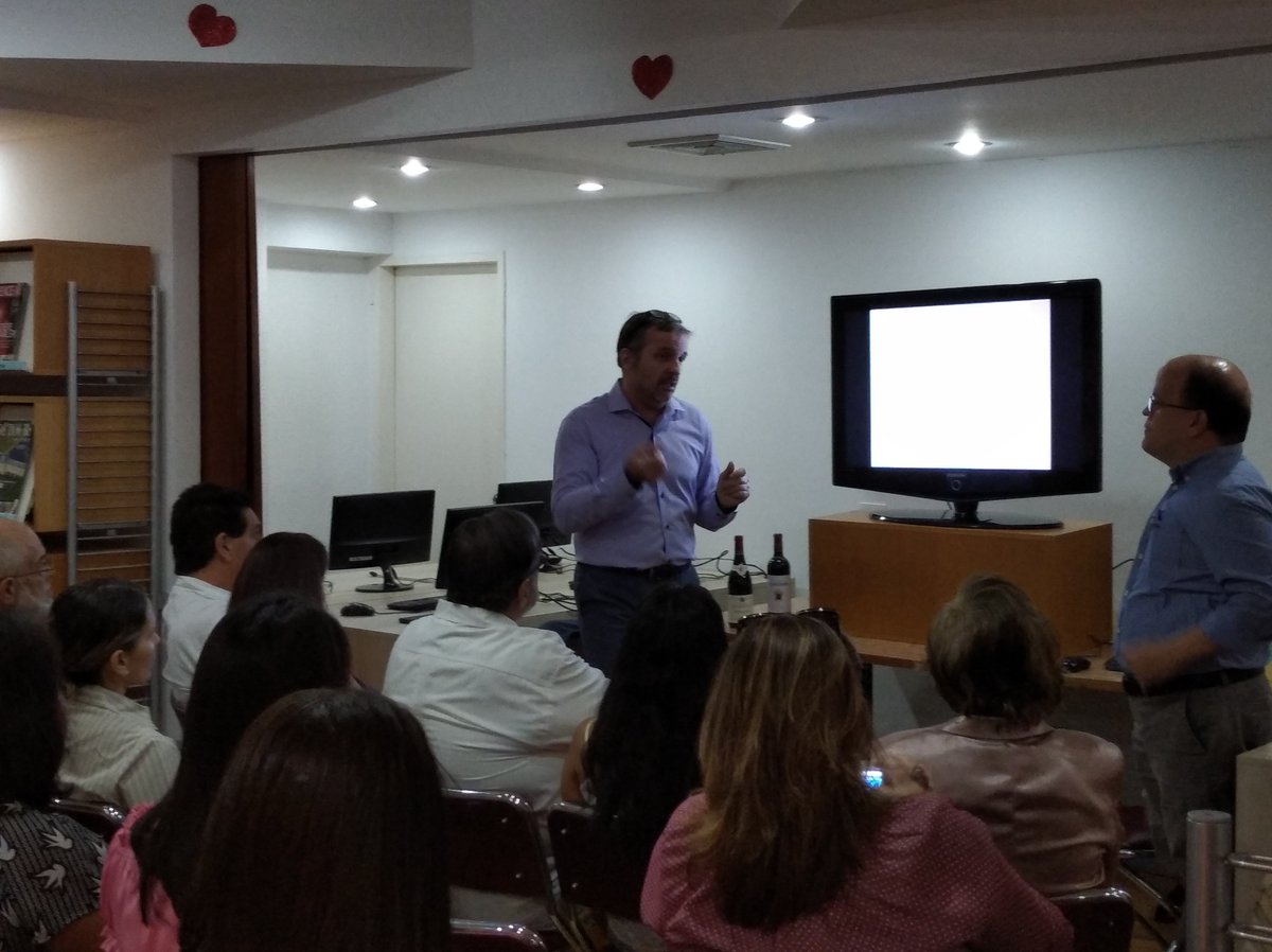 afmediatecaccs's tweet photo. Ayer tuvimos nuestra conferencia de los vinos franceses a cargo de 
@DumiotFrancois
 en la #Mediateca. Conversamos sobre la vinificación y las regiones vinícolas de #Francia. Además degustamos dos vinos de Burdeos y uno de Borgoña. Une super journée ! 
@afcaracas @NadalDiplo https://t.co/u9U3LdfNC6