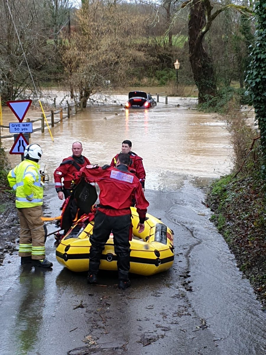 We have carried out several rescues of people from vehicles in flood water this afternoon with help from a wade team @EastWitt_stn40 please don’t take any risks. #Midhurst #flooding #StormDennis @WestSussexFire