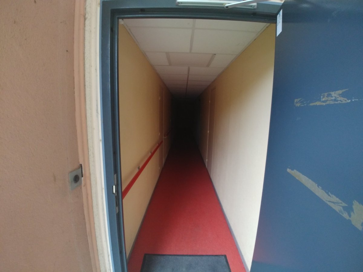 Jeanne__B's tweet photo. Pendant ce temps, #Partenord laisse une résidence de personnes âgées dans le noir depuis 3 jours, sans télévision, sans ascenseur (c'est con, la moitié est en déambulateur). Mais ce n'est pas une urgence parce que ce sont des petits vieux, désoeuvrés. Bravo ! #Armentieres #HLM https://t.co/a36mPkLUAy