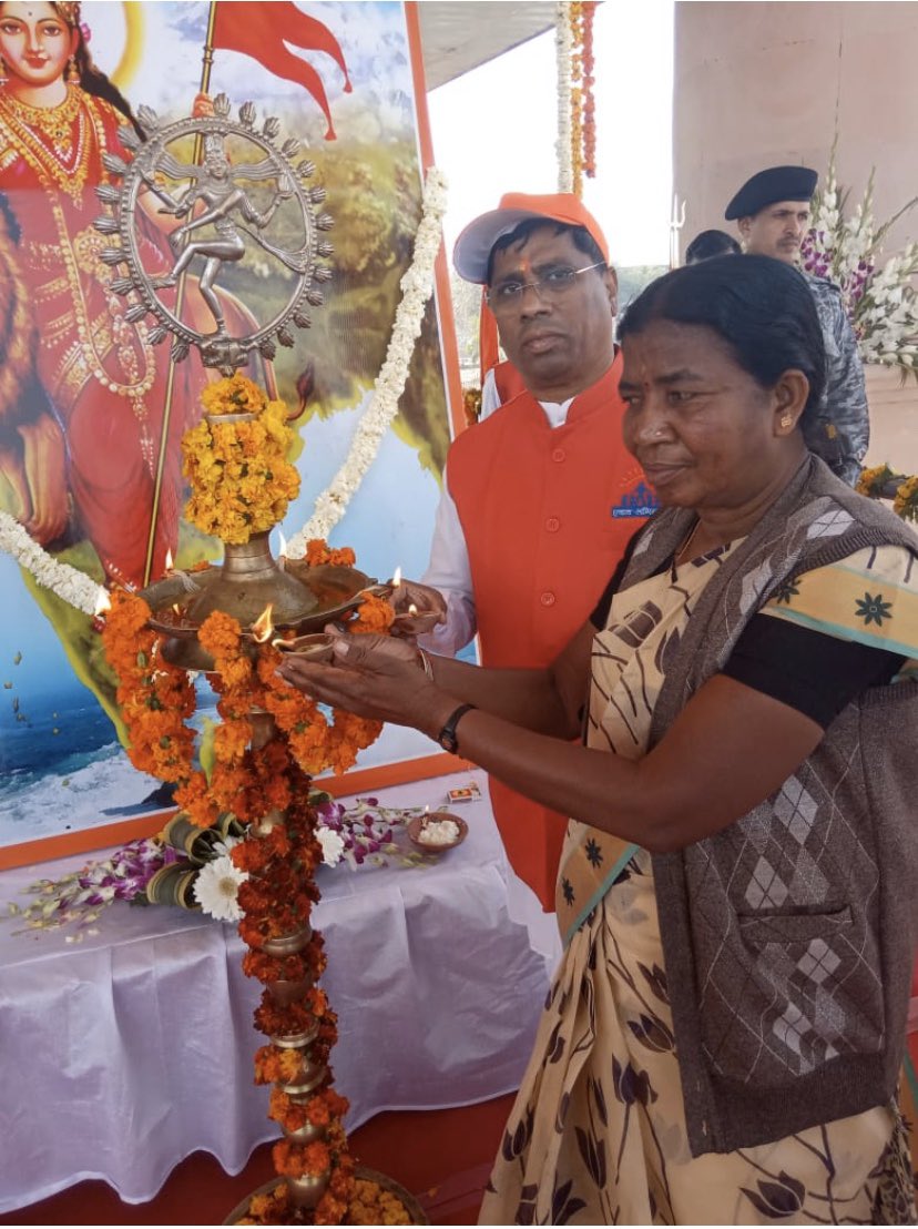 OPChoudhary_Ind's tweet photo. जय छत्तीसगढ़!जय बस्तर!
आज बस्तर के दंतेवाड़ा जिले के,हीरानार गाँव की वनवासी महिला,बुधरी ताती ने पूरे छत्तीसगढ़ को गौरवान्वित किया|आज लखनऊ में,RSS की संस्था,भारत लोक शिक्षा परिषद ने 20हजार गावों के,1.25लाख लोगों के कार्यक्रम का ज्योति प्रज्ज्वलन उनके हाथों कराया|Tweet part1 https://t.co/BO0HqsfQDF