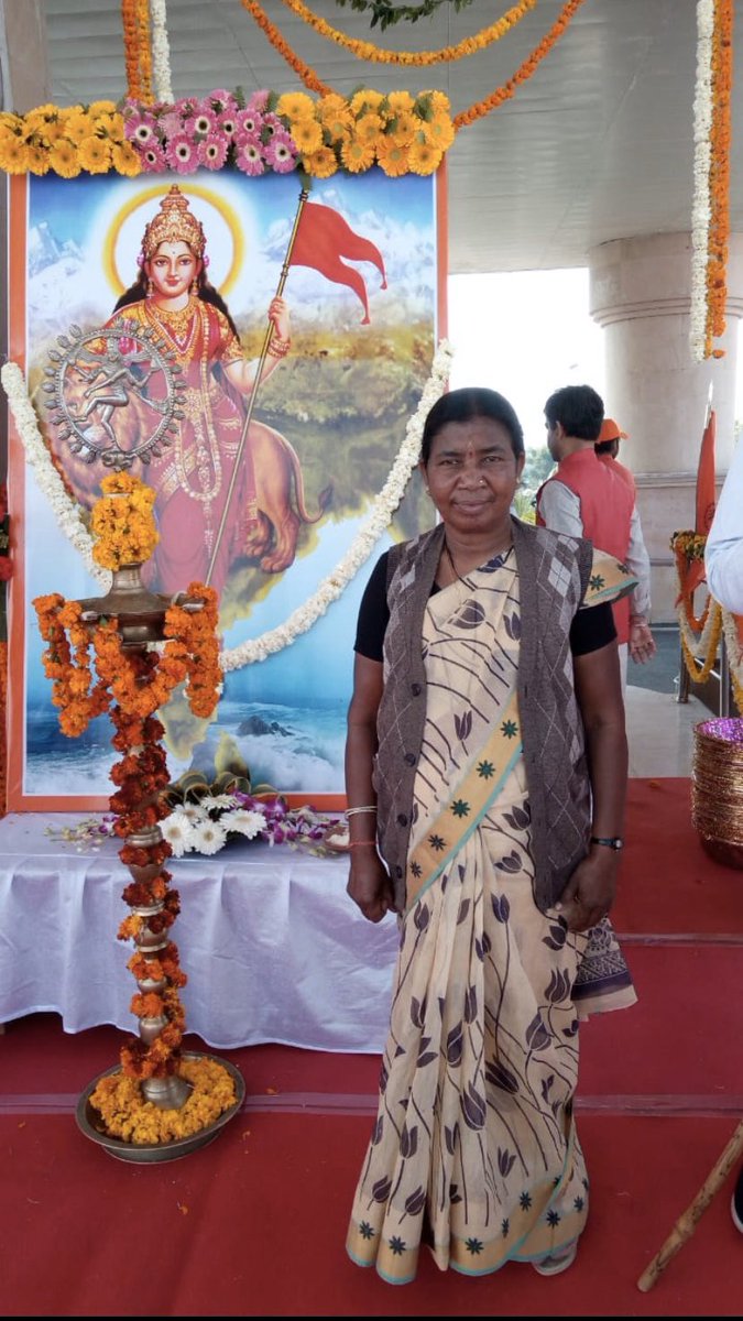 OPChoudhary_Ind's tweet photo. जय छत्तीसगढ़!जय बस्तर!
आज बस्तर के दंतेवाड़ा जिले के,हीरानार गाँव की वनवासी महिला,बुधरी ताती ने पूरे छत्तीसगढ़ को गौरवान्वित किया|आज लखनऊ में,RSS की संस्था,भारत लोक शिक्षा परिषद ने 20हजार गावों के,1.25लाख लोगों के कार्यक्रम का ज्योति प्रज्ज्वलन उनके हाथों कराया|Tweet part1 https://t.co/BO0HqsfQDF