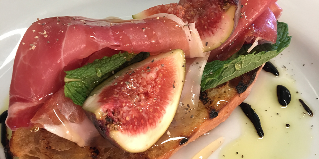 Did you know, here at the Elements restaurant we offer takeaways?🤩 Anything can be ordered from our scrummy menu - collection only. In addition, you can also get 15% off your order! 😍

#elementsbude #takeaway