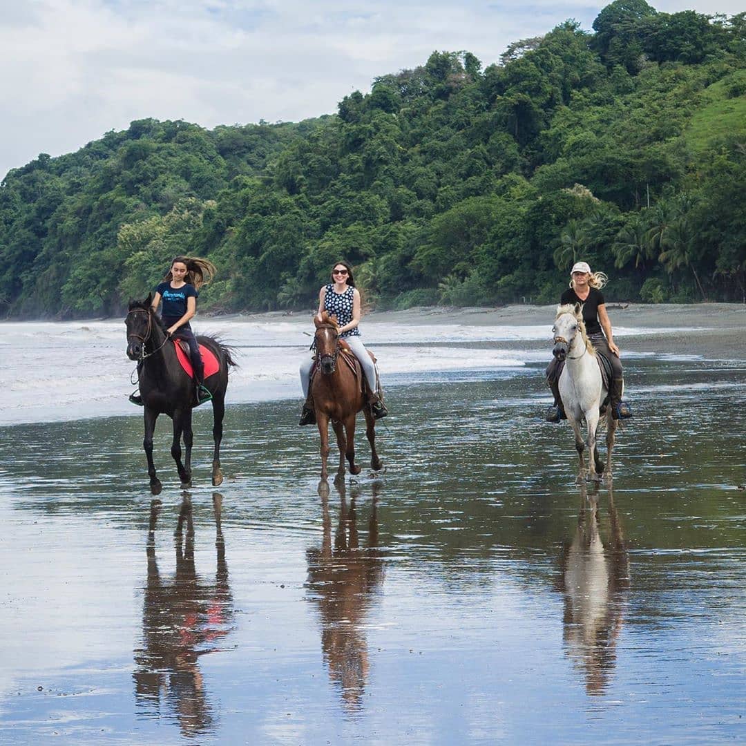 DiscoverVeragu1's tweet image. ¡Que divertido que es montar caballo en #Playa #Torio! Este lugar se encuentra en #Azuero pero es parte de #Veraguas entrando por #Atalaya. ¡Ven y #DescubreVeraguas!