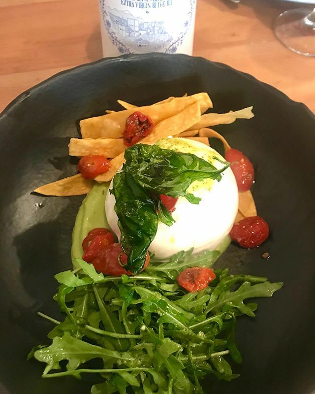 🇬🇧Delicious burrata salad with homemade guacamole and dried tomatoes at @lebistrobyelconjuro. 🇪🇸Buenísima la ensalada de burrata con tomates secos y guacamole con nachos en @lebistrobyelconjuro. ift.tt/2HukIEk