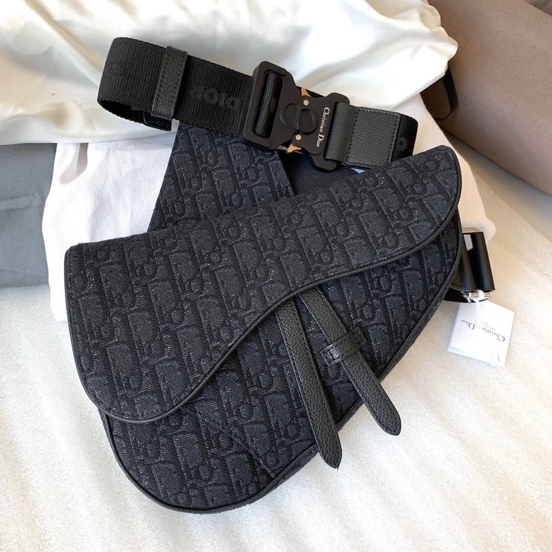 Malinni9's tweet photo. .
                        " Christian Dior "
เพิ่งเข้าเลยค่า รุ่นนี้คนตามหาเยอะมาก เก๋ เท่ ไม่ซ้ำใครแน่นอน ไม่ว่าช/ญก็ต้องบวกไว้เป็น must have item น๊า
         อุปกรณ์ : ถุงผ้า การ์ด
         price : 68,900 THB free EMS

#dior #christiandior #กระเป๋าdiorแท้ #ของขวัญวันเกิดแฟน https://t.co/v1XR4yDV4c