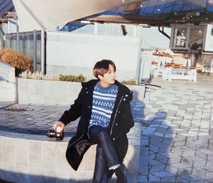 On the other hand, he would also be THE ideal boyfriend. The romantic type who will write you love songs and serenade you. Picnics at the park, candlelit dinners with nice views, etc. As Libra is also about curation and appearances, he would also be the best Instagram boyfriend.