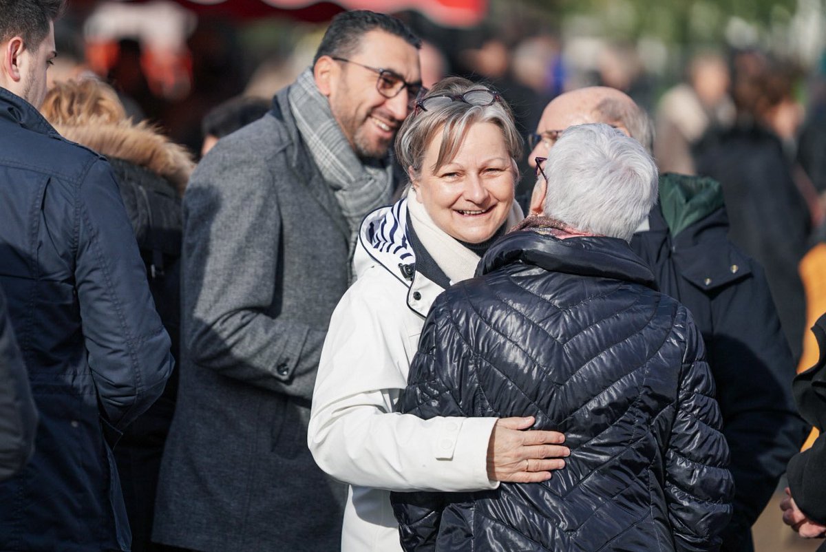 2020Krebs's tweet photo. Régulièrement, nous nous rendons sur le marché du Vert-Bois pour rencontrer et échanger avec les Bragards. Ce matin, nous avons poursuivi le dialogue et nous vous avons écouté.
#Municipales2020 #SaintDizier https://t.co/Q2d12ba8Hu