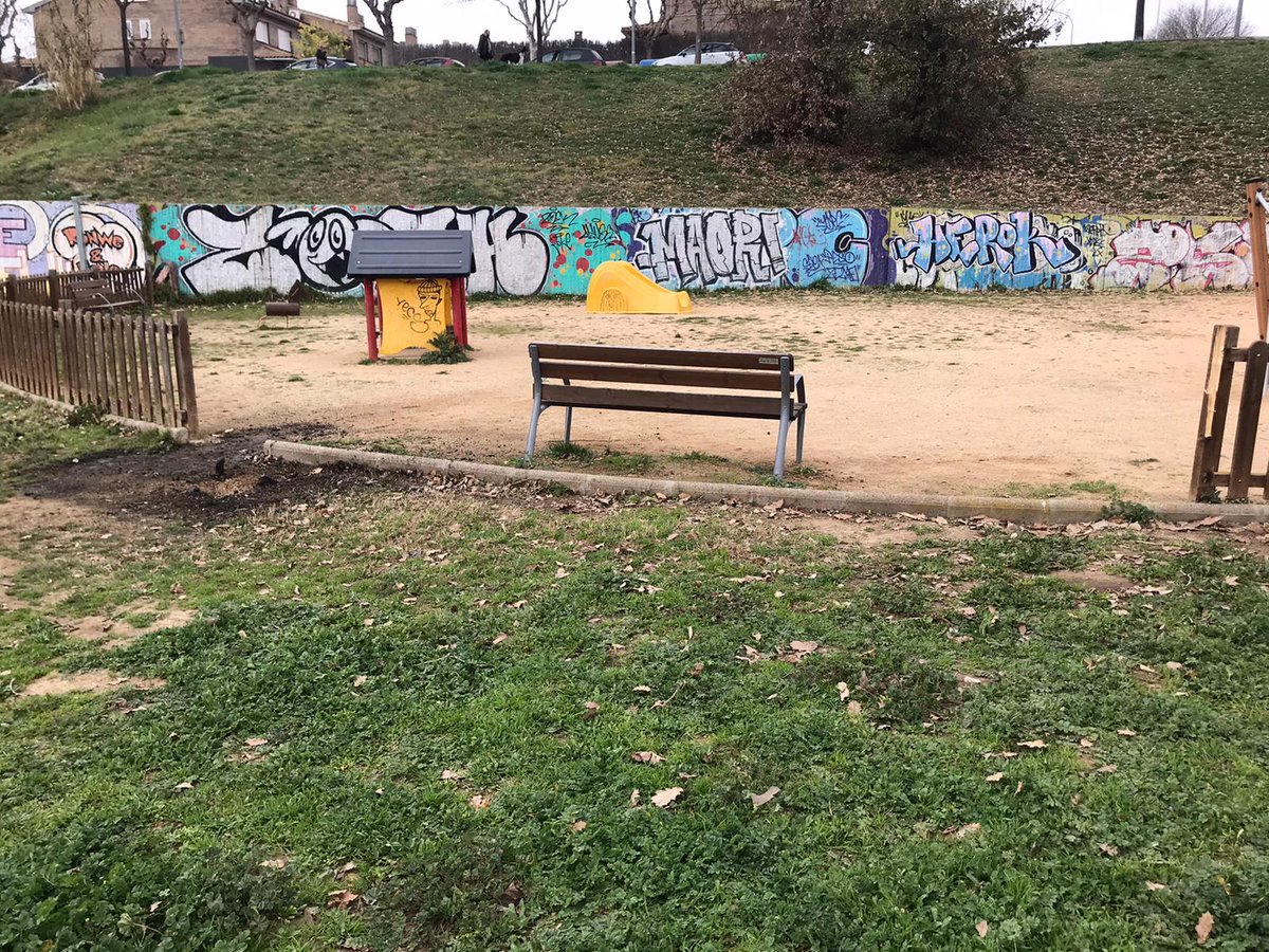 CastelletSqv's tweet photo. @ajsantquirze podeu fer alguna cosa al respecte? Les valles del parc infantil de Sant Feliu estan, literalment, cremades i arrencades. Gràcies! https://t.co/d0r7GB2Ha7