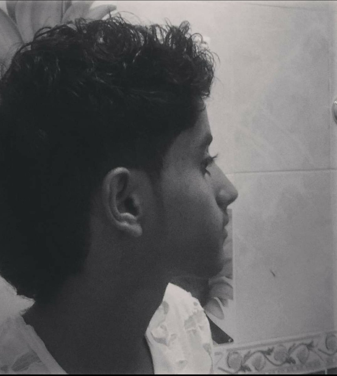 ياهوو شعور يوجع لما تدخل محادثة شخص تحبه وتشوف كيف كنتم تتكلمون مع بعض وكيف صرتم الحين تعرف ان المشاعر ممكن تتغير ب اي لحظه💔😔