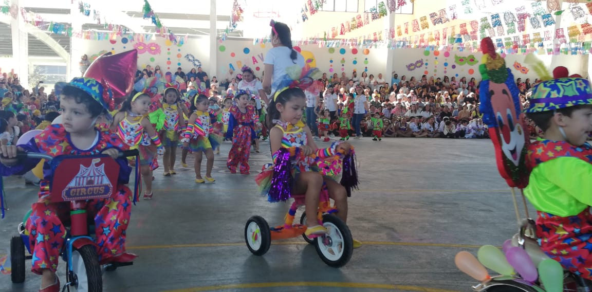 escuelamodelo's tweet photo. Desde hace más de 70 años inició la tradición del #Carnaval modelista por iniciativa del #ClubEscuelaModelo. Desde hace más de 30 lo organiza la #EscuelaModelo. https://t.co/cnGxsUhYUA