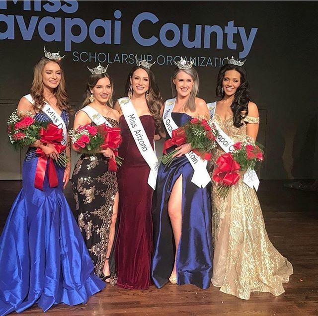 MissPinalAZ's tweet photo. A little bit late but I want to wish a very warm welcome to some of newest additions to the @missazorg class of 2020! Congrats one your wins, ladies! I can’t wait to continue to grow strong relationships with all of my sister titleholders! 👑 https://t.co/cZphyAybIG https://t.co/dcCEod7Zqc