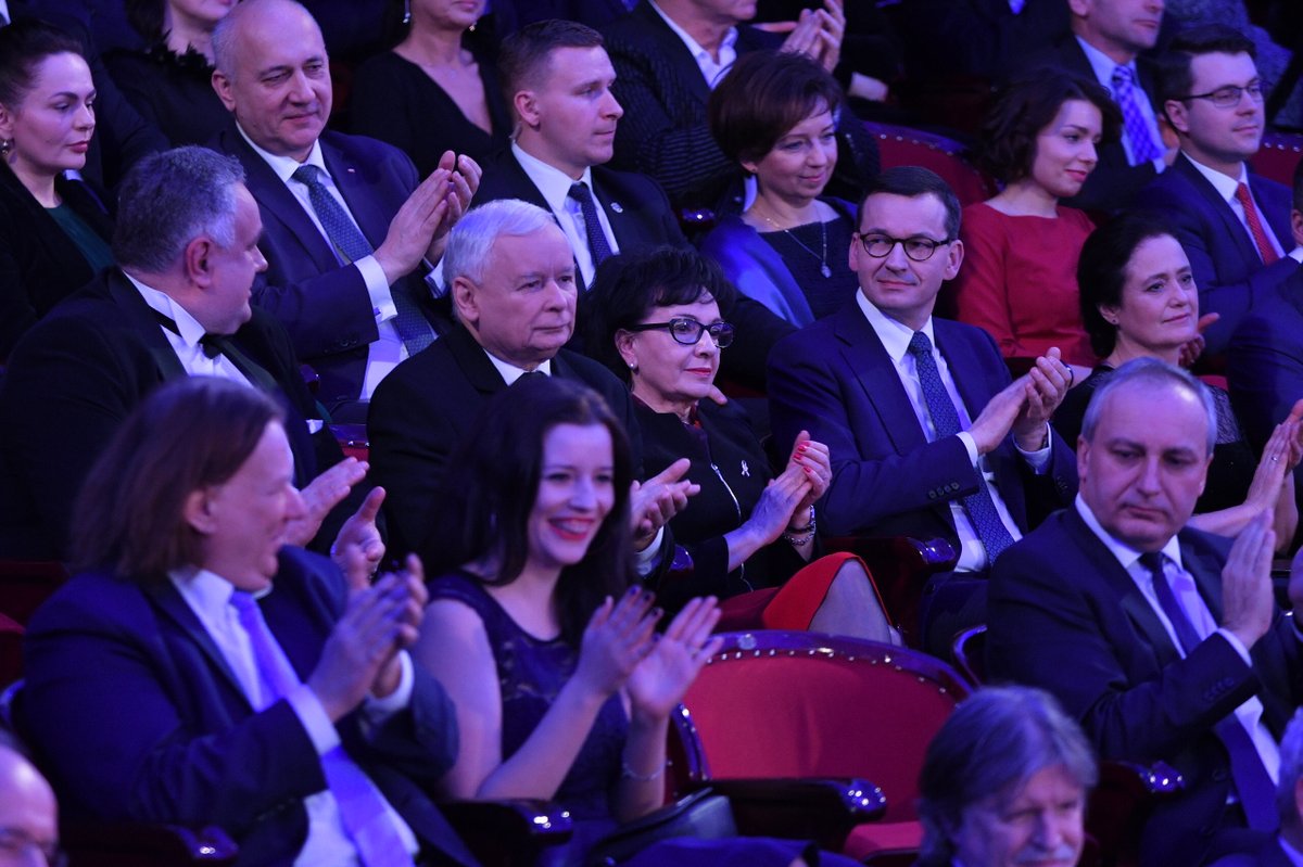 KancelariaSejmu's tweet photo. Trwa Gala Człowiek Roku "Gazety Polskiej" @GPtygodnik z udziałem m. in. @elzbietawitek i @MorawieckiM. Laureatem nagrody @KlubyGP został abp Marek #Jędraszewski, nagrodę im. św. Grzegorza I Wielkiego otrzymał Edward #Mosberg https://t.co/XzTv3xrtMS