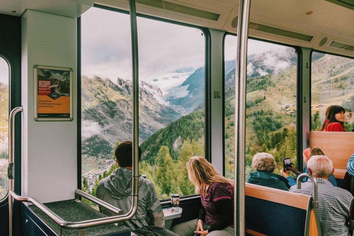 LWCBWCIS's tweet photo. Seriously tho Crash Landing On You made me fall in love with Switzerland 😭❤️#CrashLandingOnYouFinale https://t.co/KvckQ5hvdj