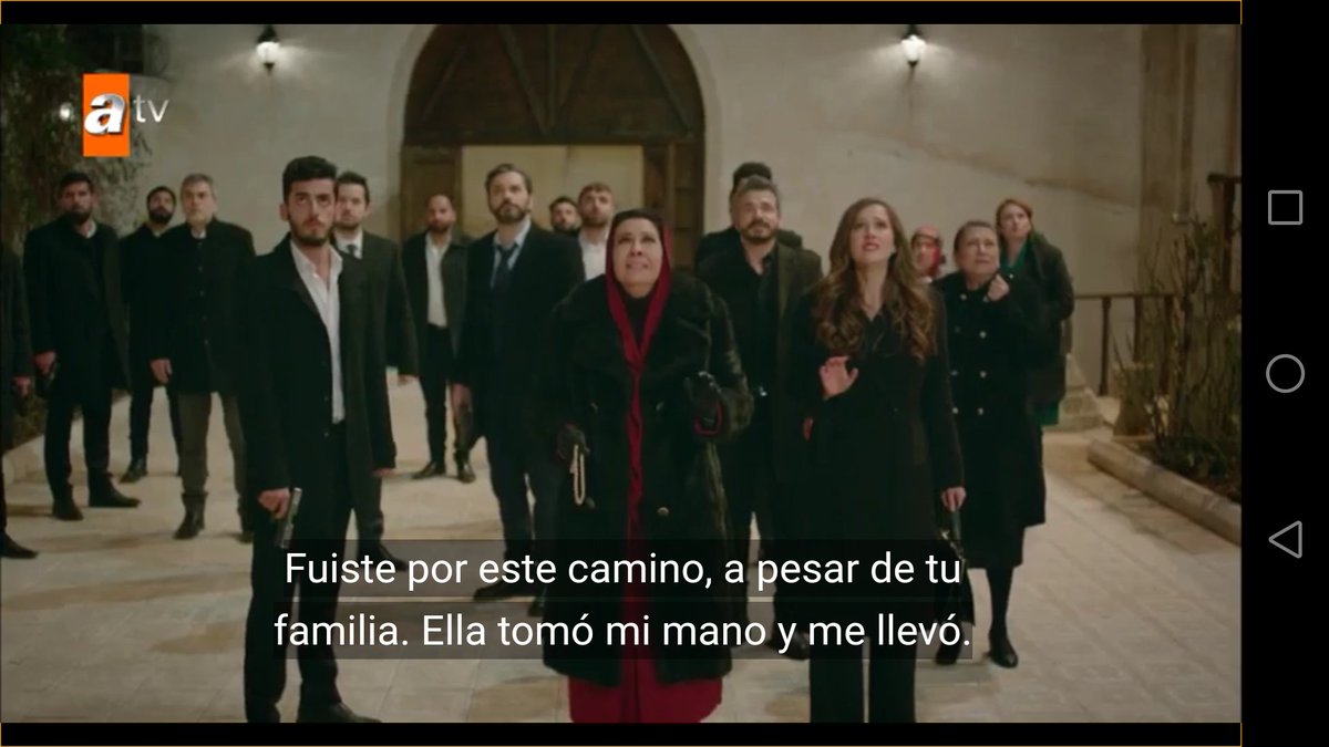lixzolys's tweet photo. Que escena.Azat desesperado,al borde de las lágrimas tratando de contener a Elif,recordándole porque están juntos.Ahi hay amor del bueno #Azlif #Hercai #istanbulumsensin https://t.co/8uHJcV6BGk