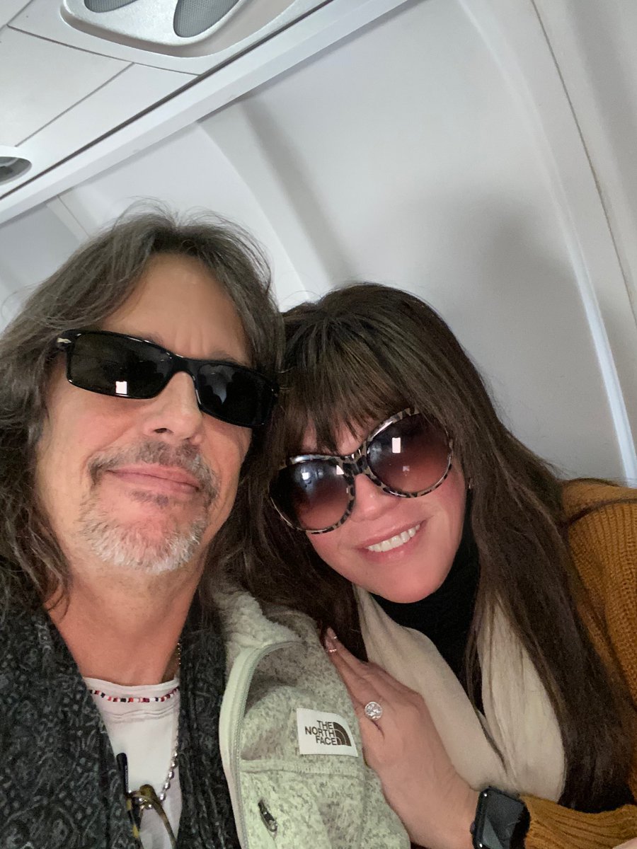 I’m writing my Sunday message now... I got distracted on the the first flight back home from my show at L’auberg in Lake Charles last night... Wouldn’t you be distracted if you sat by @TheKellyHansen, the lead singer of #Foreigner! Kelly you’re such a talent and a great guy 👍