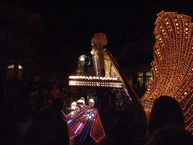 DefunctArchives's tweet image. In this picture from 2005, we see the backside of the large and grand Mickey float from SpectroMagic. This picture was submitted to the Defunctland Archives and placed in the Public Domain by its creator.