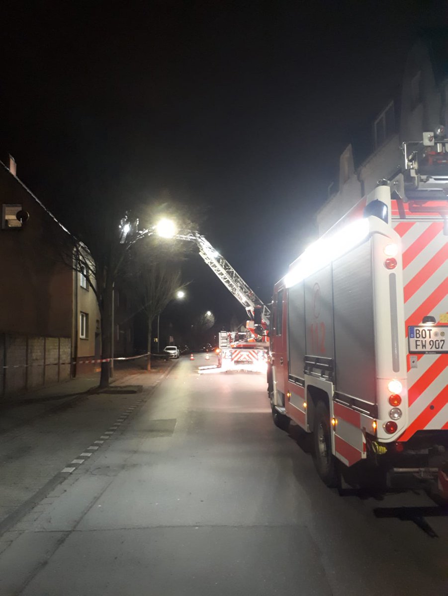 Feuerwehr_BOT's tweet photo. Derzeit sind wird mit #Drehleiter und #Löschfahrzeug auf der Beckstraße im #EinsatzfuerBottrop. Hier sind schon mehrere Dachziegel auf die Straße gefallen.
#VICTORIA #VictoriaBOT https://t.co/6bAantbbnV