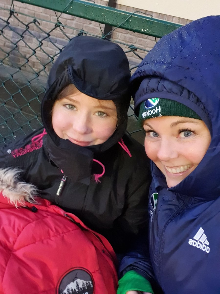 Youngest and oldest <a href="/BrayHC/">Bray Hockey Club</a> Ladies 1sts squad members today supporting the team from a very cold sideline. #RubyWithAU #GwanTheBray #leinsterhockey #20x20