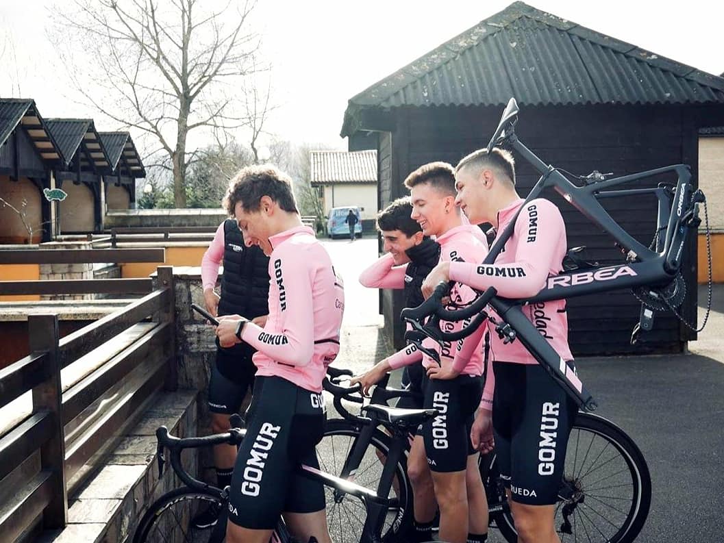pablouriaa's tweet photo. Hoy fue la presentación del que sera mi nuevo equipo y nuevos compañeros  para este 2020 en Cabarceno. 
A por un nuevo año con ganas y fuerza.
#gomur #pink https://t.co/uCOv8XPhjH