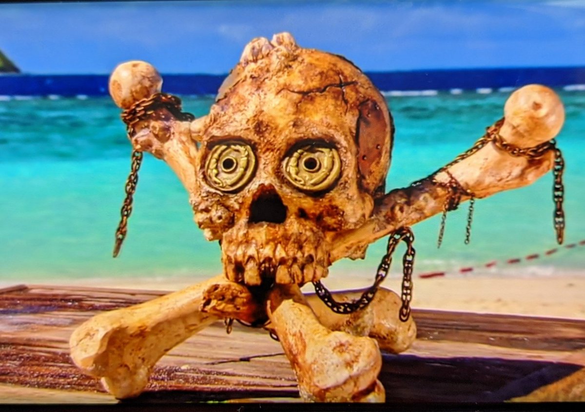 jessicalewis89's tweet photo. Anyone else wondering what castaway that will remove the fire token eyes from the immunity idol? My guess is @AdamScottKlein 🥰 I know he's sneaky like that . . . #Survivor #WinnersatWar https://t.co/9YFykgRLdp