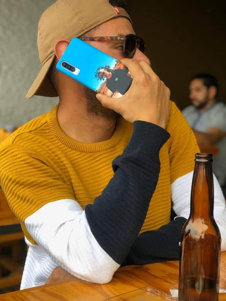 HeyPato's tweet image. Nadie.
Absolutamente nadie.
-Mi compa con su funda de Bad Bunny.