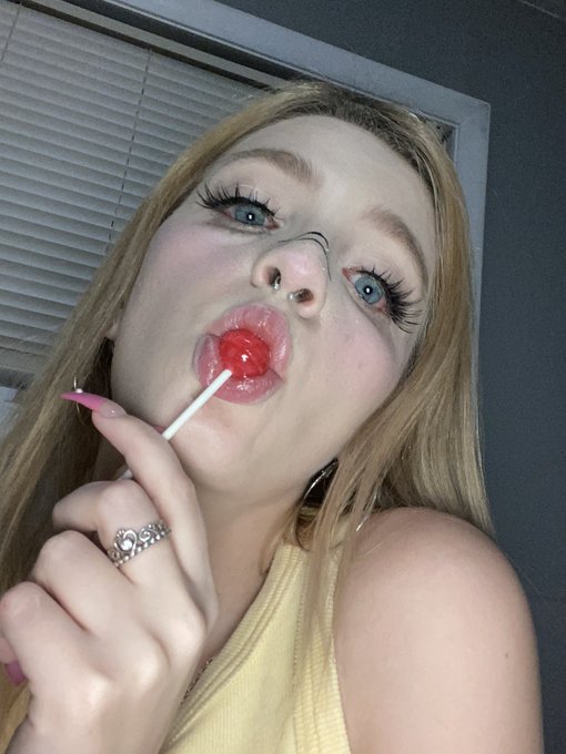 If you want to buy the rest of the set with me and my yummy lollipop dm me ❤️💋💦 https://t.co/5zUPB6Q
