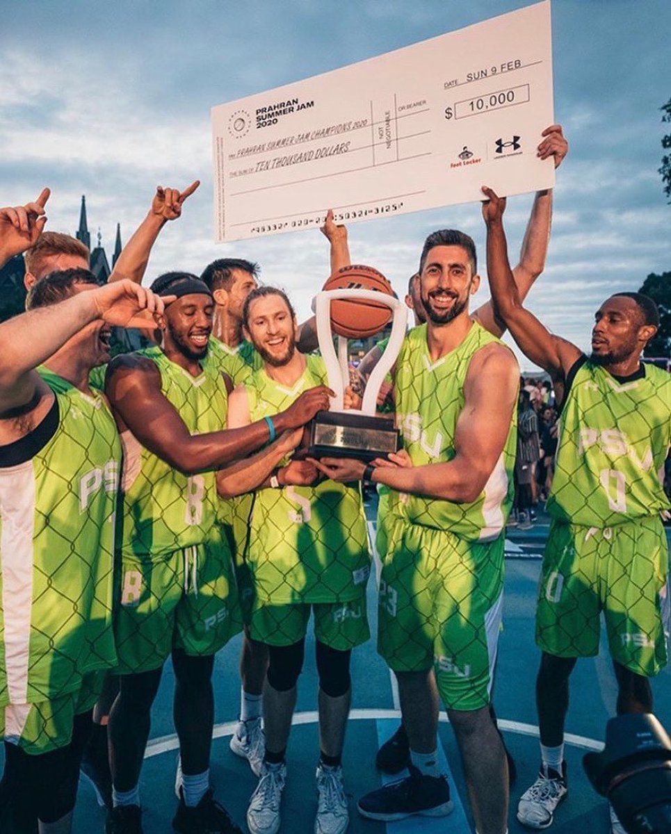 NEW CHAMPS!!! Huge congrats to Hoops Capital for taking out the Prahran Summer Jam 2020 Championship 🏆 Newly ranked #1 Streetball team in the nation, Hoops Capital takes home the $10,000 Cash-prize🤑
📷 Sam Perkins
#spreadthejam #psj2020
#prahransummerjam